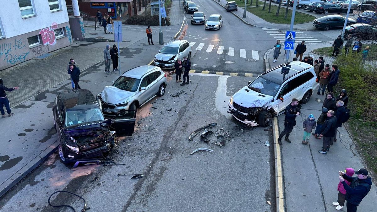Hrozivá nehoda čtyř aut v Praze. Zpitý řidič zahodil klíčky a utekl
